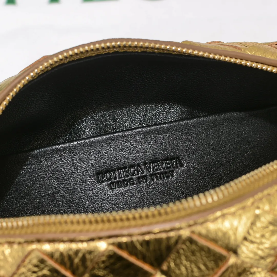 Batch 1160 B's new model is coming🔥Classic woven logo✅ The bag body is made of selected original sheepskin. The texture is soft and waxy. The simple square bag body is classic and versatile. The internal design is very practical. It has a large space and an adjustable iconic leather drawstring. It can be said to be both elegant and practical. The design is very simple and elegant. It has a kind of literary and retro style. Size model: 17*10*6cm, model number: 9896